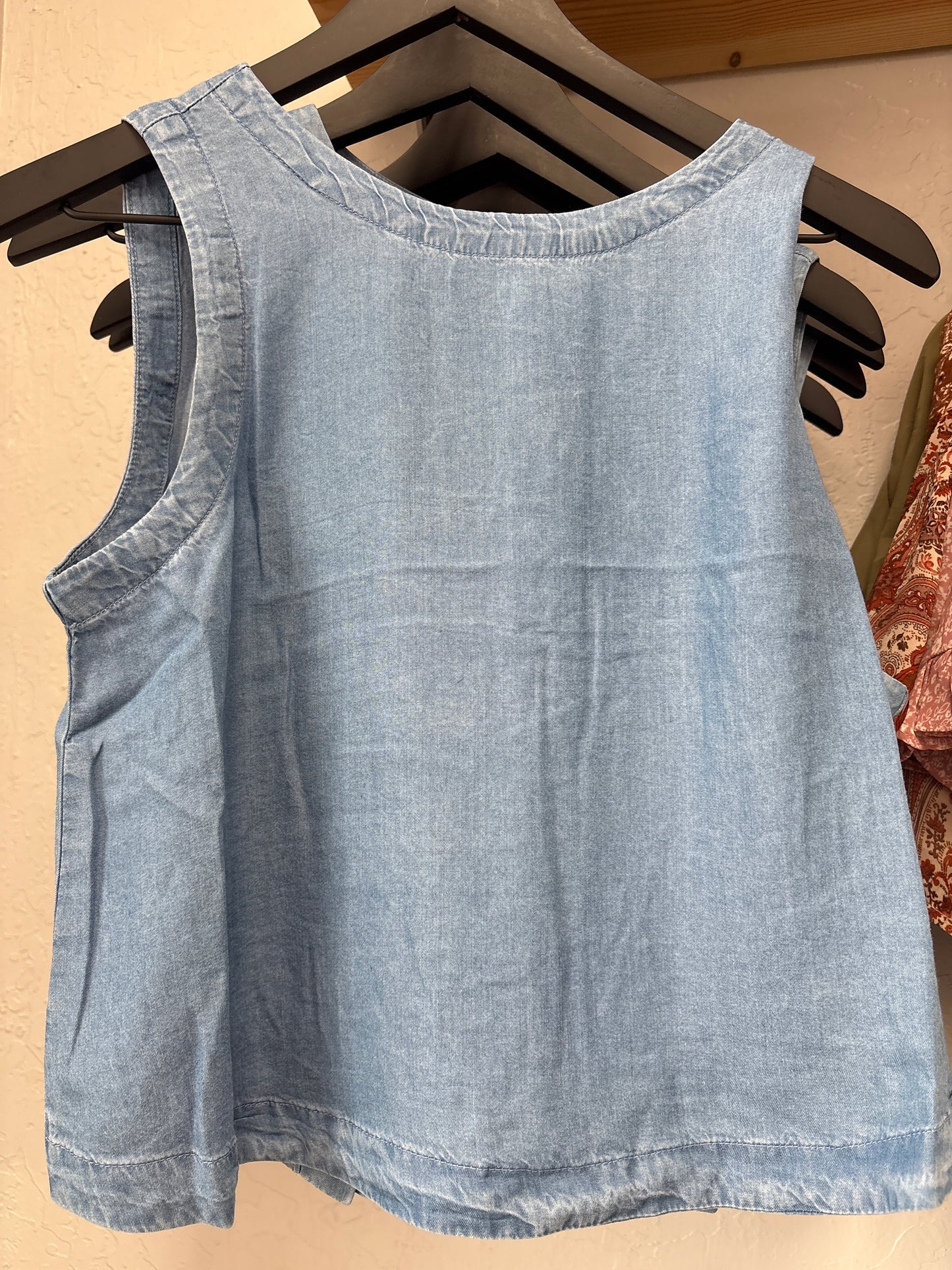 BACK BUTTON SLEEVELESS CHAMBRAY TOP