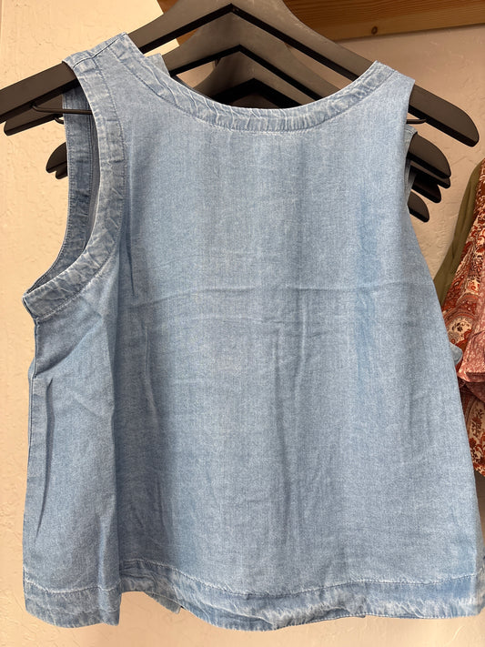 BACK BUTTON SLEEVELESS CHAMBRAY TOP