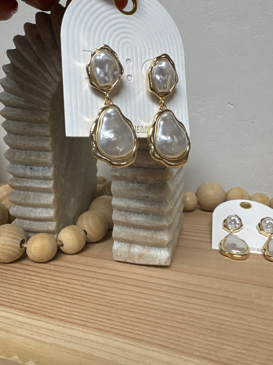 Drop pearl earrings